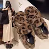 ¡Uso bidireccional en azul neblina~! Pantuflas de felpa de algodón con estampado de leopardo, a la moda y con estilo, para mujer, estilo ins, cálidas para el invierno, de algodón peludo con talón cubierto.
