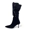 Sin embargo, estas son botas vaqueras de tacón alto de gamuza estilo retro para mujer, que llegan hasta la rodilla, con punta fina, tacón delgado y detalle de hebilla metálica.