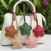Chaveiro Pingente Flor de PU em Estoque Pingente Pequeno de Flor para Bolsa Decoração de Carro Acessório Pingente de Flor de Cerejeira Enchido com Algodão Couro
