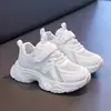 Tênis branco para meninas, nova coleção primavera/outono 2026, sola macia, malha respirável, adequado para o jardim de infância, também disponível em modelos para meninos, idades 6-12