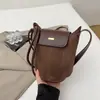 Bolsa de Hombro Cruzada Retro Casual Nueva de Invierno 2025 para Mujer Bolso Cubo de Nicho