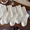 Calcetines de media pantorrilla para mujer, calcetines de algodón para primavera y otoño, color blanco liso, patrón de rombos, rayas verticales retorcidas, estilo universitario, calcetines versátiles y transpirables para mujer