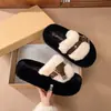 Zapatillas de algodón de moda con correa de hebilla, nuevas para otoño e invierno, zapatillas peludas que aumentan la altura para mujer, adecuadas para usar en exteriores, 2026, de suela gruesa, beige