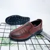 Zapatos de cuero para hombre al por mayor transfronterizos zapatos casuales cómodos cuero suave versátiles de negocios para hombre de mediana edad papá slip-on antideslizantes