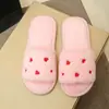 Zapatillas de Invierno para Mujer Nuevas de Punta Abierta Peludas Cómodas Versátiles para el Hogar de Interior Corazón Simples de Piso de Algodón