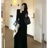 Nueva colección de otoño e invierno: un vestido de punto a rayas de corte relajado y efecto adelgazante con silueta ajustada, mangas largas y longitud larga, perfecto como capa base