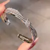 Pulsera de Diamantes Micro-incrustados de Lujo Ligero y Sensación de Alta Gama para Mujer, Pulsera Sencilla de Moda de Acero de Titanio que no se Decolora, para Pareja, Combinable con Todo, Primera Joya