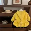 Vestido Suéter Feminino para Bebê Estilo Coreano Outono/Inverno 2025 Branco Estrela Mais Veludo Fashionável e Fofo Botão de Flor