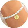 Pulseira com Pingente de Moeda de 26 Letras Douradas da Amazon Pulseira com Contas de Pérola Artificial Ornamento de Presente para Senhoras Madrinhas