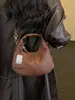 Yaozi 2026 otoño temprano nueva moda versátil casual simple bolso de hombro con textura retro, adecuado para ir al trabajo, se puede llevar en la mano o cruzar.