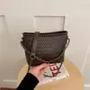 Bolsa de palha trançada da moda para mulheres, nova coleção 2026, bolsa de ombro versátil com blocos de cor e design de corrente de alta qualidade para usar na transversal.