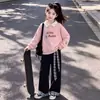 Conjunto de Primavera y Otoño 2026 para Niñas: Conjunto de Dos Piezas con Sudadera a Cuadros de Moda con Paneles de Contraste de Color y Pantalones Versátiles de Pierna Ancha