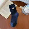 Meias com Bordado de Ursinho Fofo Femininas Outono/Inverno Meias Sem Costura Meio da Panturrilha Estilo Academia Japonesa Casuais Versáteis Meias Femininas de Desenho Animado