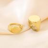 Anillo de moda retro liso bañado en oro de 18 quilates con logotipo grabado a láser, acero de titanio, anillo cuadrado de personalidad para hombre y mujer