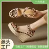 Sandálias de Salto Anabela de Palha Série Estampa de Leopardo Couro Completo por Dentro e por Fora Sichuan Chengdu Sandálias Romanas de Microfibra Pedidos Europeus e Americanos Bico Redondo