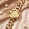 Novo relógio feminino de luxo, nicho, cravejado de diamantes com algarismos arábicos, movimento a quartzo e um design de pulseira de alta qualidade - um acessório de pulso moderno para mulheres