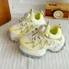 Zapatillas para niñas versión coreana 2026 modelo nuevo primavera y otoño para estudiantes de primaria, zapatos de papá con hebilla giratoria, zapatos casuales transpirables de doble malla