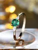 Anillo de lujo ligero vintage con forma de almohada de imitación esmeralda, chapado en oro con diamantes de talla marquesa, exquisito accesorio para el día a día para mujeres