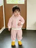 Doce e Estiloso Conjunto de Roupa para Bebê Menina Primavera e Outono Nova Blusa de Moletom com Capuz Listrada da Moda e Calça Casual Conjunto de Duas Peças