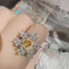 Árbol de Cerezo Versa Chapado en Oro de 18K Diseño de Nicho Joyería de Montaje Alto As de Princesa Cuadrado Anillo de Margarita Rosa