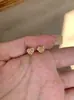 Brincos Íris Paraíba Populares do Xiaohongshu, Brincos Pequenos Únicos e Estilosos com um Toque de Luxo, Versáteis e que Valorizam o Rosto