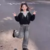 Conjunto de dos piezas con capucha para niñas de principios de otoño 2026, dulce y lindo, con un diseño único, combinado con elegantes pantalones de mezclilla.