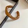 Pulseira Aberta Ondulada de Acrílico Dopamina Europeia e Americana Moda Versátil Pulseira de Temperamento Simples Pulseira de Alto Padrão para Mulheres
