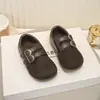 Zapatos Birkenstock para Niñas 2026 Otoño Nuevas Llegadas Niña Bebé Suela Suave Zapatos Pequeños de Cuero Niños Medianos y Grandes Boca Baja Zapatos Individuales Retro Modernos
