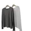 Camiseta elegante, suave y cómoda de algodón con cuello redondo y manga larga para mujer, con corte relajado, diseño versátil y color liso, perfecta como prenda básica para superponer.