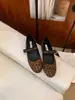 Sapatos de noite baixos e delicados para mulheres, novos sapatos Mary Jane de camurça estilo vintage 2026 com uma única tira, sapatinhos vermelhos de sola macia