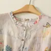 Foto real de la nueva camisa de verano 2026 con estampado floral vintage, cuello con volantes, top fino de verano de un solo botón