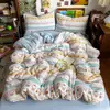 Juego de ropa de cama de cuatro piezas de grado A para maternidad e infantil, adecuado para dormir desnudo, sábana y funda de edredón de gasa de doble capa estilo ins, juego de tres piezas para dormitorios estudiantiles