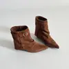 Botas Europeias e Americanas de Salto Baixo Bico Fino com Fivela e Salto Bloco para Mulheres, Verão 2026 Camurça Meia-Canela Solado Grosso Aumento de Altura Moda Botas