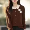 Cardigan de Tricô com Gola Boneca Floral Tridimensional em Design Estilo Francês para Mulheres, Nova Cor 2025 Color-Blocking, Elegante e Rejuvenescedor Casaco Suéter