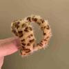 2024 novos outono e inverno temperamento leopardo estampa brincos de pelúcia brincos de personalidade feminina brincos de suéter de alto sentido acessórios