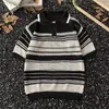 Design de Street Style Americano Malha Recortada Listrada Camisa Polo Casual de Manga Curta Camiseta de Moda Masculina Solta de Meia-Manga