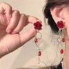 Pendientes de rosa de terciopelo rojo, pendientes de borlas de hada retro francesa, pendientes de clip para las orejas, pendientes retro de alta gama para otoño e invierno.