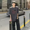 Camiseta de manga curta com letras de grafite de rua americana transfronteiriça para homens e mulheres, corte solto, camiseta oversize hip-hop da moda para casais