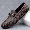 Atacado Chapéus e Sapatos Masculinos de Outono Tendência Respiráveis Antiderrapantes com Design de Xadrez e Cartas Sapatos Masculinos de Couro Genuíno Solado Macio Superfície Macia Mocassins Casuais