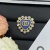 Broche Chanel de Resina con Perlas Azules en Forma de Corazón y Doble C para Mujer, Estilo Nuevo 2025, Pendientes Elegantes de Alta Calidad en Forma de Corazón