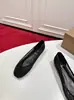Zapatos Planos de Charol Rojo Estilo Niche con Punta Dividida Articulación Tabi Pezuña de Cerdo Pedrería Zapatos Planos sin Cordones Zapatos de Ballet