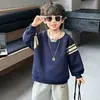 Colección de primavera y otoño para niños: Nuevo estilo de otoño 2026, sudadera de cuello redondo de moda y genial bordada con letras, top base de estilo callejero, ropa para niños