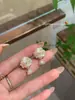 Pendientes Románticos de Flor de Hortensia Blanca Estilo Francés con Diamantes Brillantes, Lujo Ligero y Sensación de Alta Gama, Pendientes de Botón Elegantes, Pendientes de Nicho de Alta Gama para Mujer