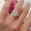 Anillo de Boda Cuadrado de Circonita Luochen Super Brillante Más Vendido Transfronterizo Anillo de Par de Diamantes de Lujo Ligero de Gama Alta Joyería de Mano Regalo para Mujeres