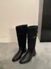 Elegantes para la calle~ Estilo retro de nicho, bloques de color, botas largas con correa de hebilla para mujer, punta redonda, tacón grueso, botas plisadas apiladas, de moda