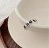 Anillo de plata de ley 925 con flor esmaltada negra, apertura ajustable, diseño simple, elegante y único.