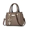Bolsa quadrada pequena bolsa de mão feminina bolsa de ombro simples bolsa de grande capacidade bolsa mensageiro dupla com pompom de pelo atacado transfronteiriço