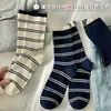 Calcetines de estilo universitario con bloques de color a rayas azul marino y blanco lechoso, etiqueta pequeña coreana, diseño de cinta de Instagram, hasta la mitad de la pantorrilla, premium, para otoño e invierno