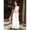 Vestido Largo Blanco de Verano 2026 Nuevo Estilo de Gama Alta con Cuello en V Moda Femenina Holgado Sin Mangas Estilo Perezoso