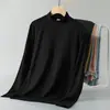 Camiseta Casual Versátil de Manga Longa com Toque de Seda para Homens, Top de Outono com Gola Meia-Alta, Camisa Básica de Camada Interna com Gola Média, Peça de Outono em Cor Sólida